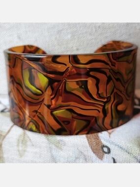 Watercolor Design Oil Slick Faux Tortoise Unsigned Cuff Bracelet Olive Black EUC